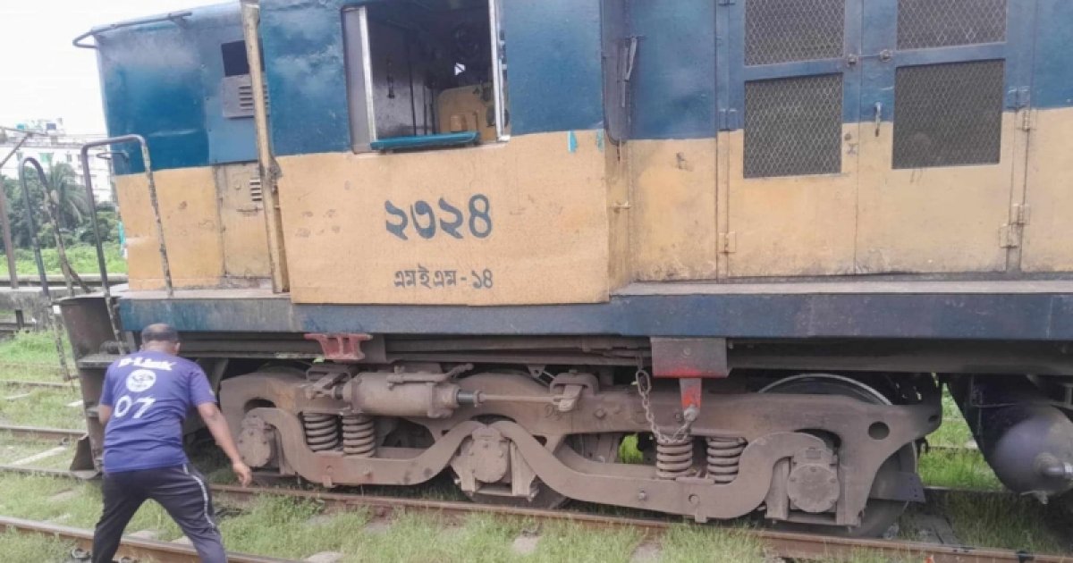 ময়মনসিংহে ট্রেনের ইঞ্জিন লাইনচ্যুত