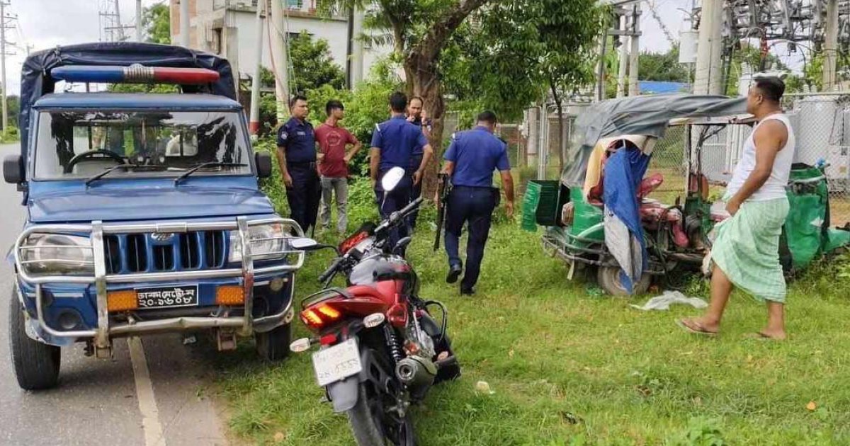 সিএনজি অটোরিকশায় বাসচাপা, প্রাণ হারালেন মা-ছেলেসহ ৩ জন