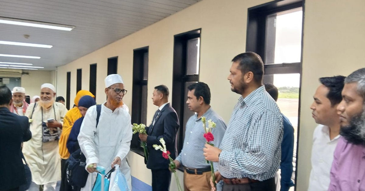 চট্টগ্রামে প্রথম ফ্লাইটে ফিরেছেন ৪১৩ জন হাজি