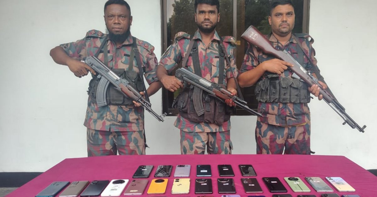 বেনাপোলে রাস্তার ওপর ‘পড়ে ছিল’ ৩৪টি ভারতীয় স্মার্টফোন