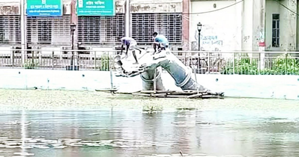 ‘অঞ্জলি লহ মোর’ ভাস্কর্য ভাঙ্গা নিয়ে সমালোচনার ঝড়