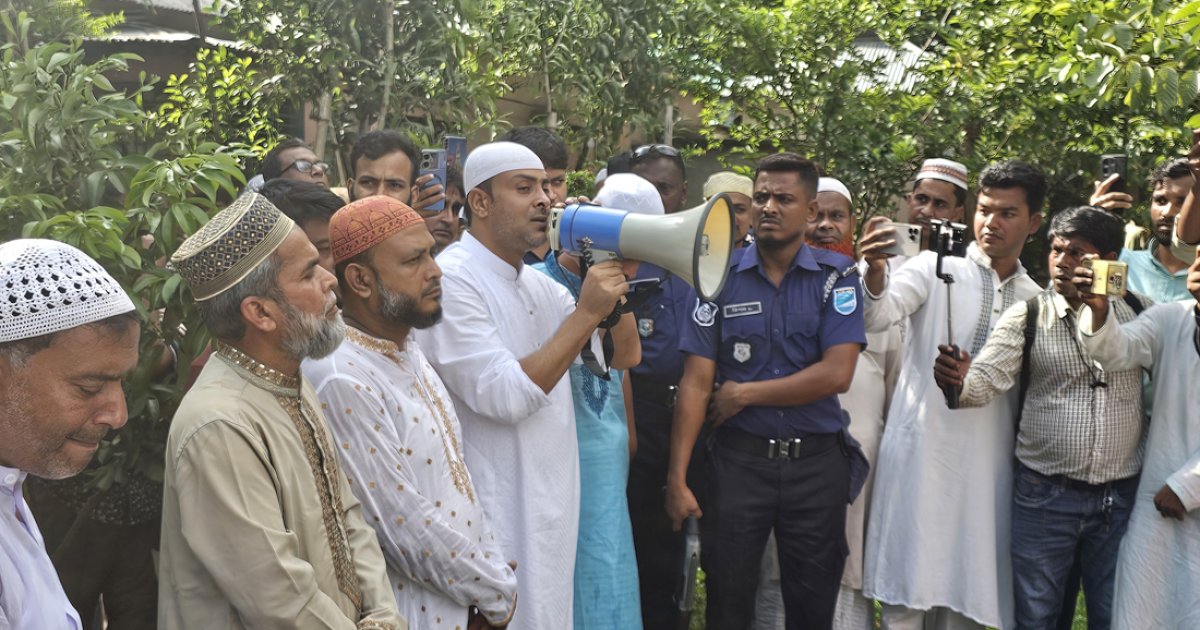 প্যারোলে মুক্তি পেয়ে মায়ের জানাজায় যুবলীগ নেতা