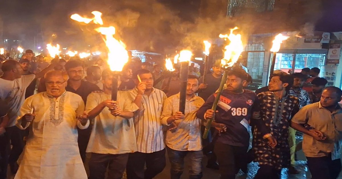 গাইবান্ধায় ইপিজেড বাস্তবায়নের দাবিতে বৃষ্টির মধ্যেই মশাল মিছিল
