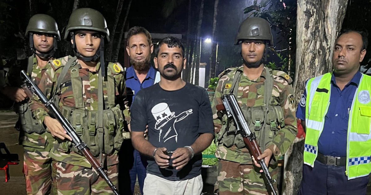 চাঁদাবাজি করার সময় হাতেনাতে আটক স্বেচ্ছাসেবক দল নেতা