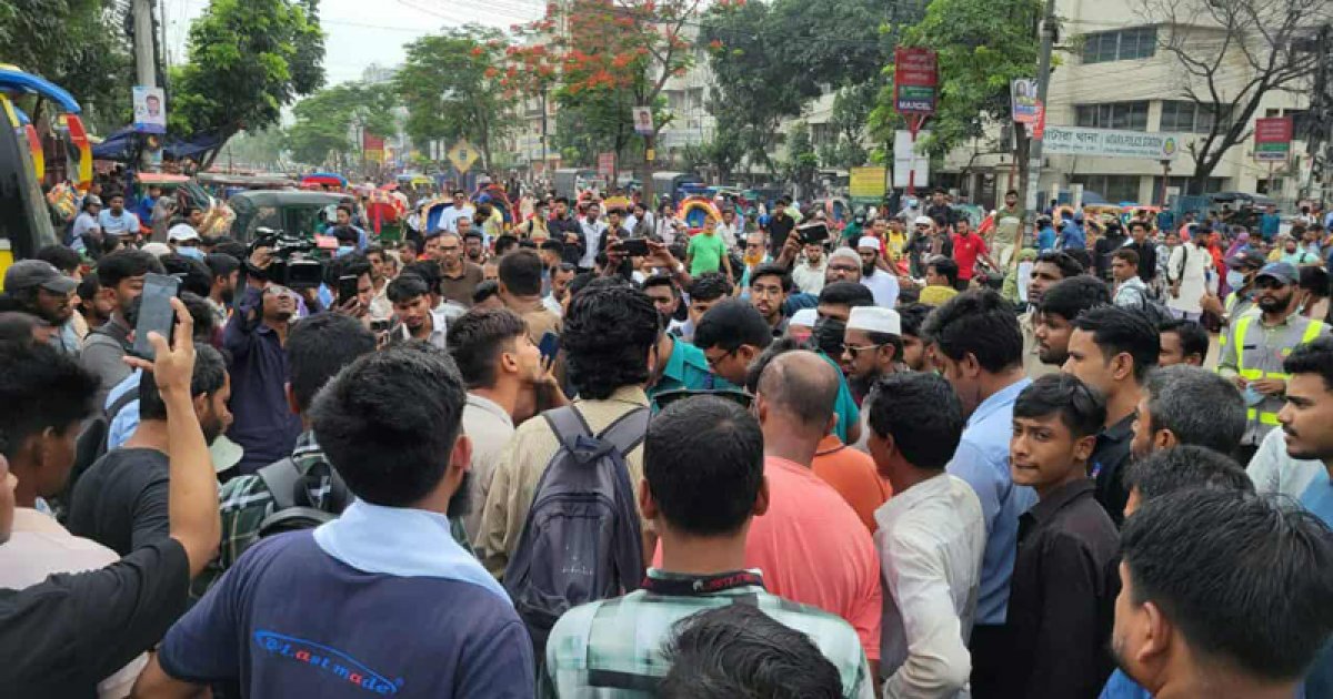 লাঠিচার্জ করে ইউআইইউ শিক্ষার্থীদের সড়ক থেকে সরিয়ে দিয়েছে পুলিশ