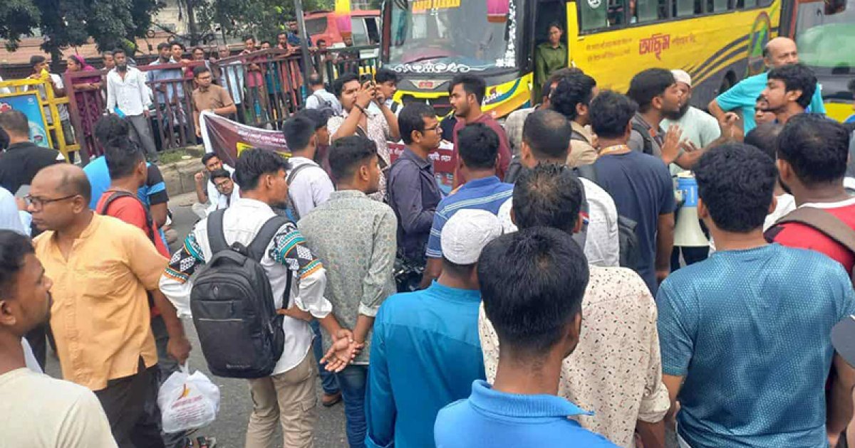 পুলিশের লাঠিচার্জের পর আবারও শিক্ষার্থীদের সড়কে অবস্থান