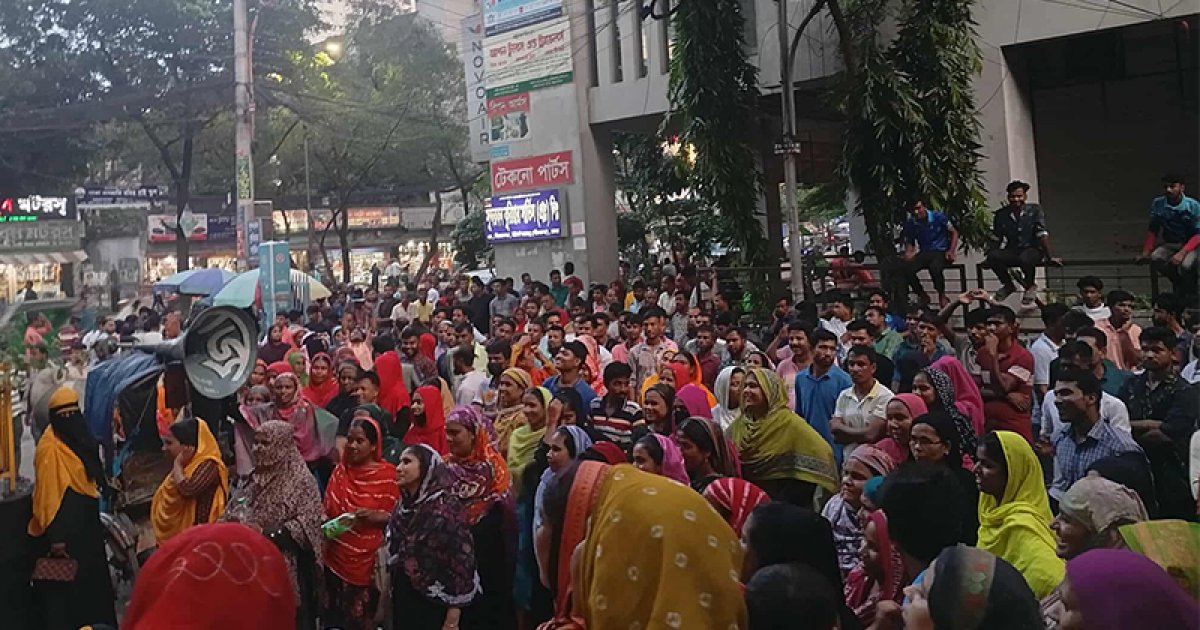 শ্রম ভবনের সামনে শ্রমিকদের একাংশের অবস্থান, মালিক অবরুদ্ধ