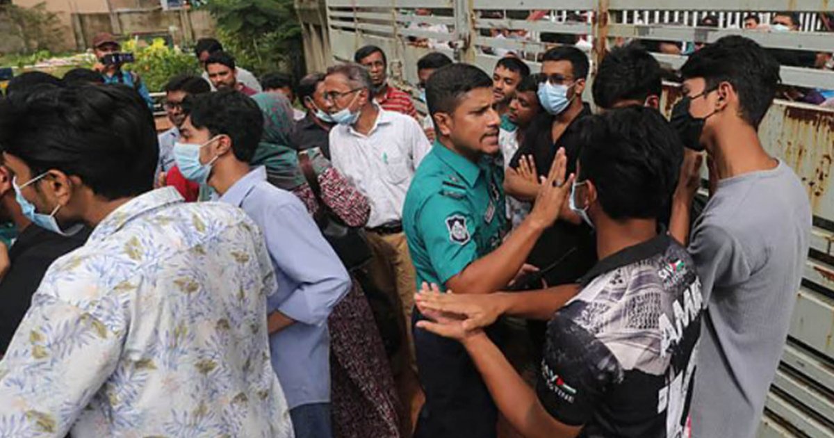 এইচএসসি পরীক্ষা পেছানোর দাবিতে চট্টগ্রাম শিক্ষা বোর্ডের সামনে বিক্ষোভ