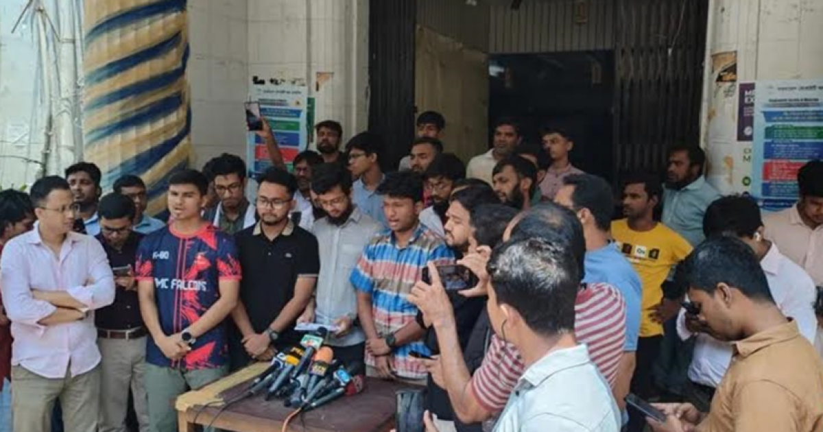 স্বাস্থ্য উপদেষ্টাকে হল পরিদর্শনের আল্টিমেটাম ঢামেক শিক্ষার্থীদের