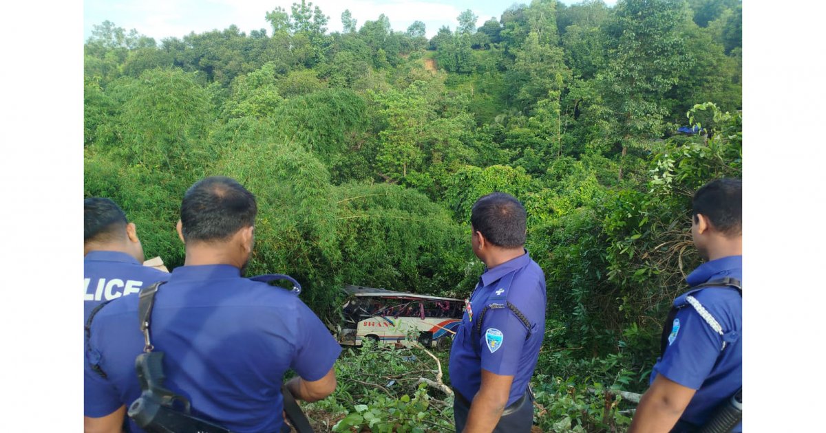 খাগড়াছড়িতে যাত্রীসহ নৈশকোচ গভীর খাদে