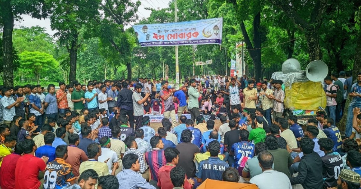 অধ্যক্ষের আশ্বাস পাত্তাই দেননি শিক্ষার্থীরা, ‘আসতে হবে উপদেষ্টা-উপাচার্যকে’