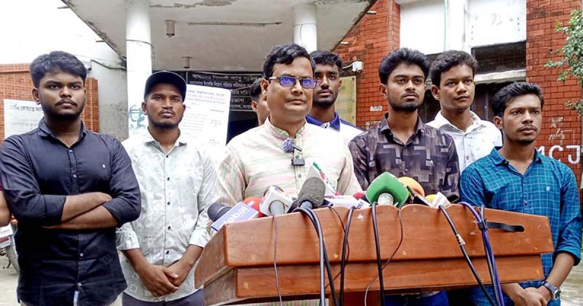 সেই ওসির সাসপেন্ড ও ঘটনার তদন্ত চান শিক্ষক মাহমুদুল হক