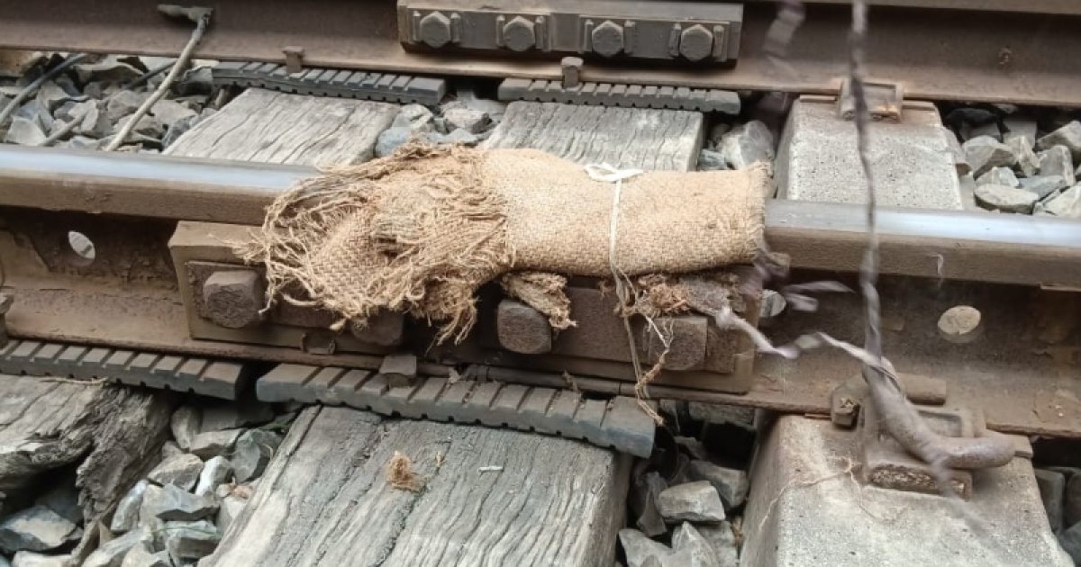 রেল লাইনে পাটের বস্তা ফেলে ট্রেন পার