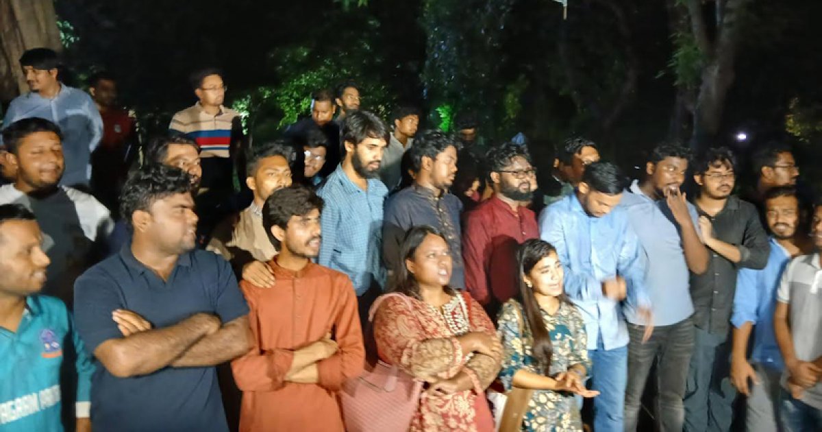 টিএসসিতে ককটেল বিস্ফোরণের প্রতিবাদে বাগছাসের বিক্ষোভ মিছিল