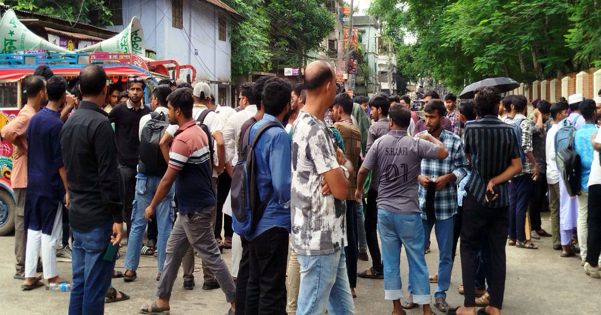 সড়ক অবরোধ করে বিএম কলেজের শিক্ষার্থীদের বিক্ষোভ