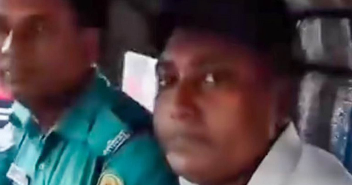 পুলিশ কর্মকর্তাকে গাড়ি থেকে নামিয়ে মারধর করে পুলিশে দিলেন বিএনপির নেতাকর্মীরা