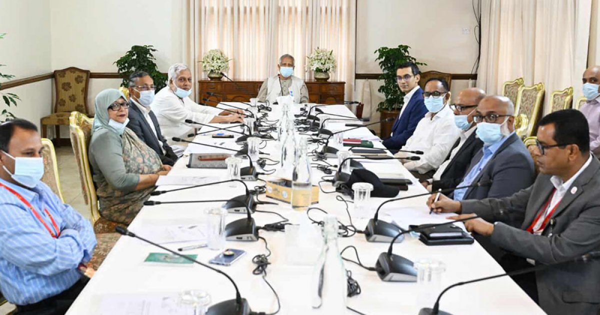 সব সরকারি প্রতিষ্ঠানের ছাদে সোলার প্যানেল বসানোর নির্দেশ প্রধান উপদেষ্টার