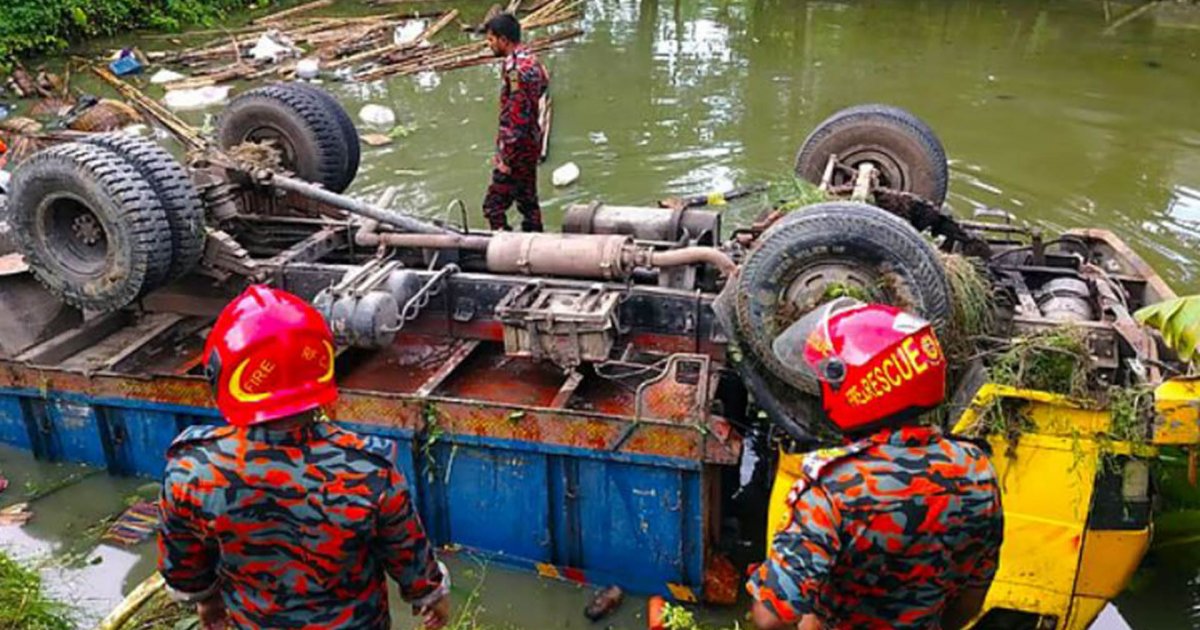 বরিশালে ট্রাক উল্টে পুকুরে পড়ে দুই নারী নিহত