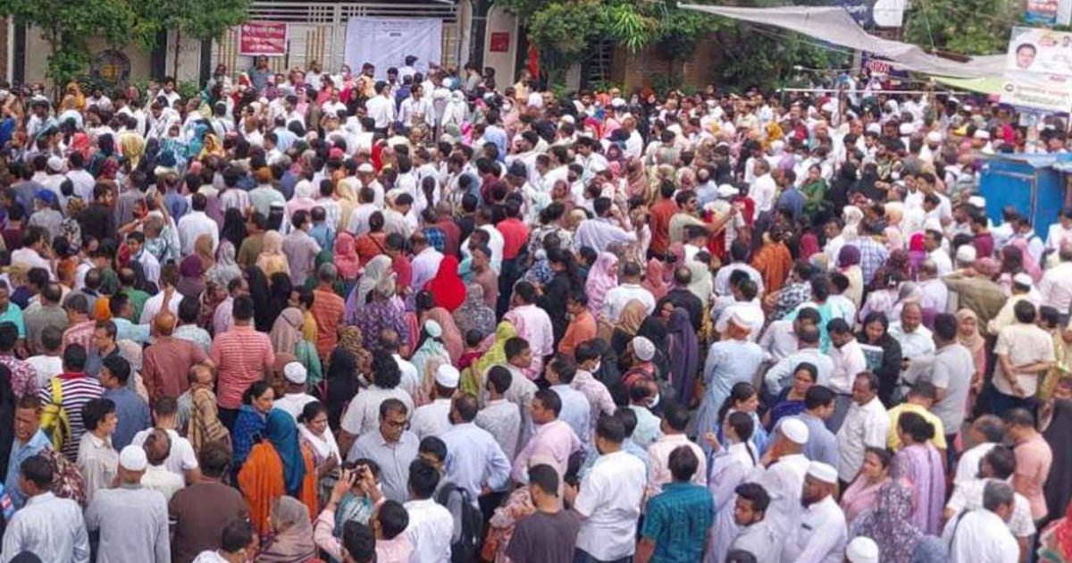 কেন্দ্রে এসে জানালেন করোনায় আক্রান্ত, বিশেষ ব্যবস্থায় নেওয়া হলো পরীক্ষা