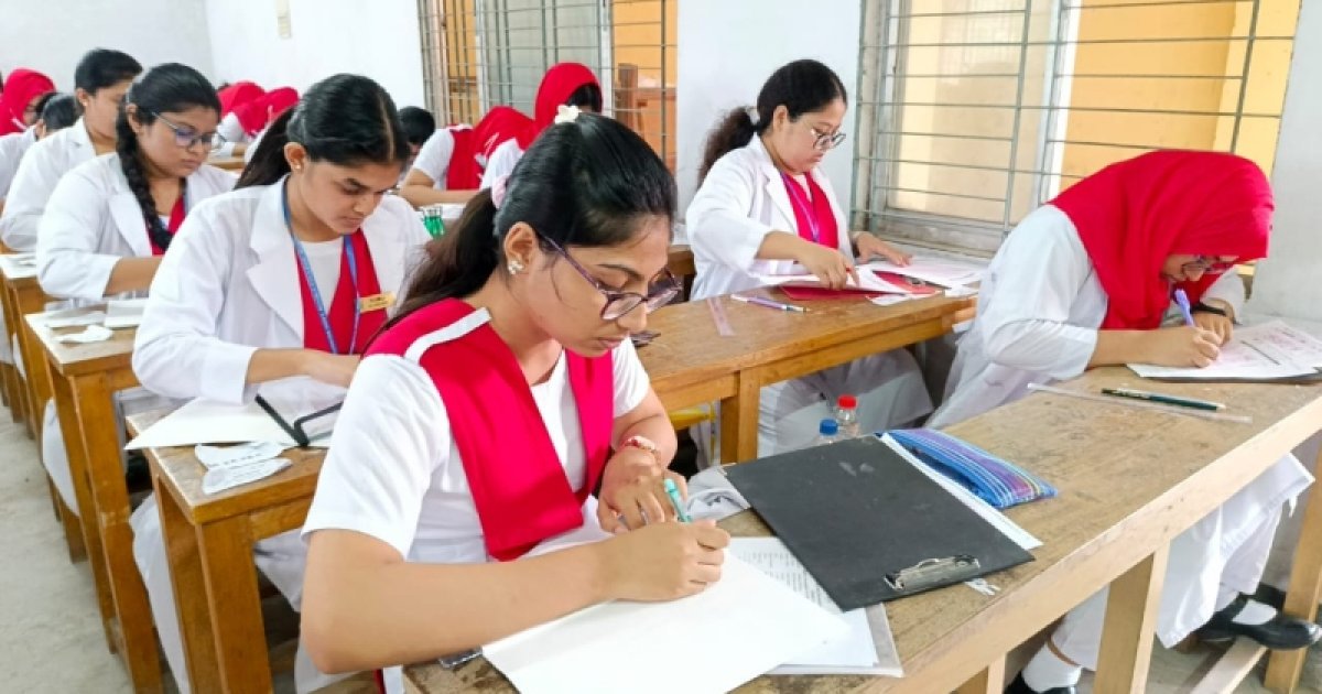 ময়মনসিংহ বোর্ডে এইচএসসিতে সংখ্যায় ছাত্রদের পেছনে ফেলেছে ছাত্রীরা