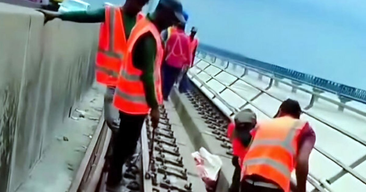 যমুনা সেতু থেকে সরিয়ে ফেলা হচ্ছে রেলপথ