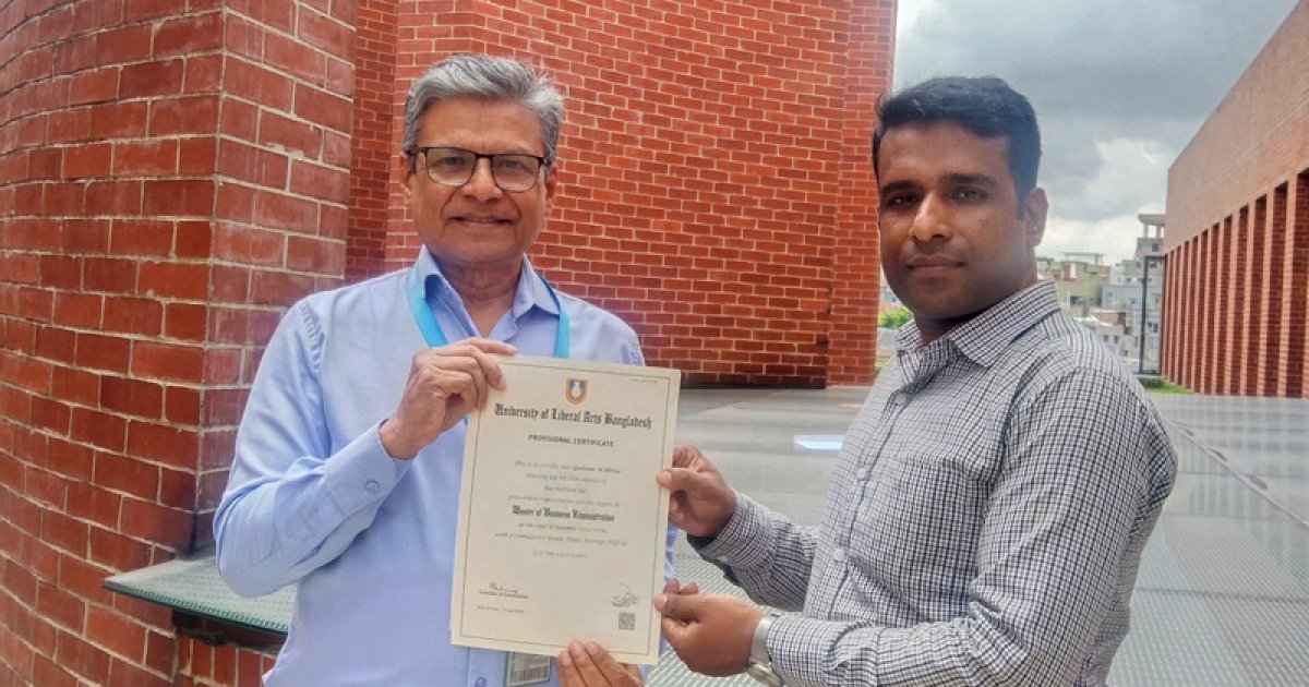 বিশ্ববিদ্যালয়ে ঢুকেছিলেন অফিস সহকারী হয়ে, বেরোলেন এমবিএ’র সনদ নিয়ে