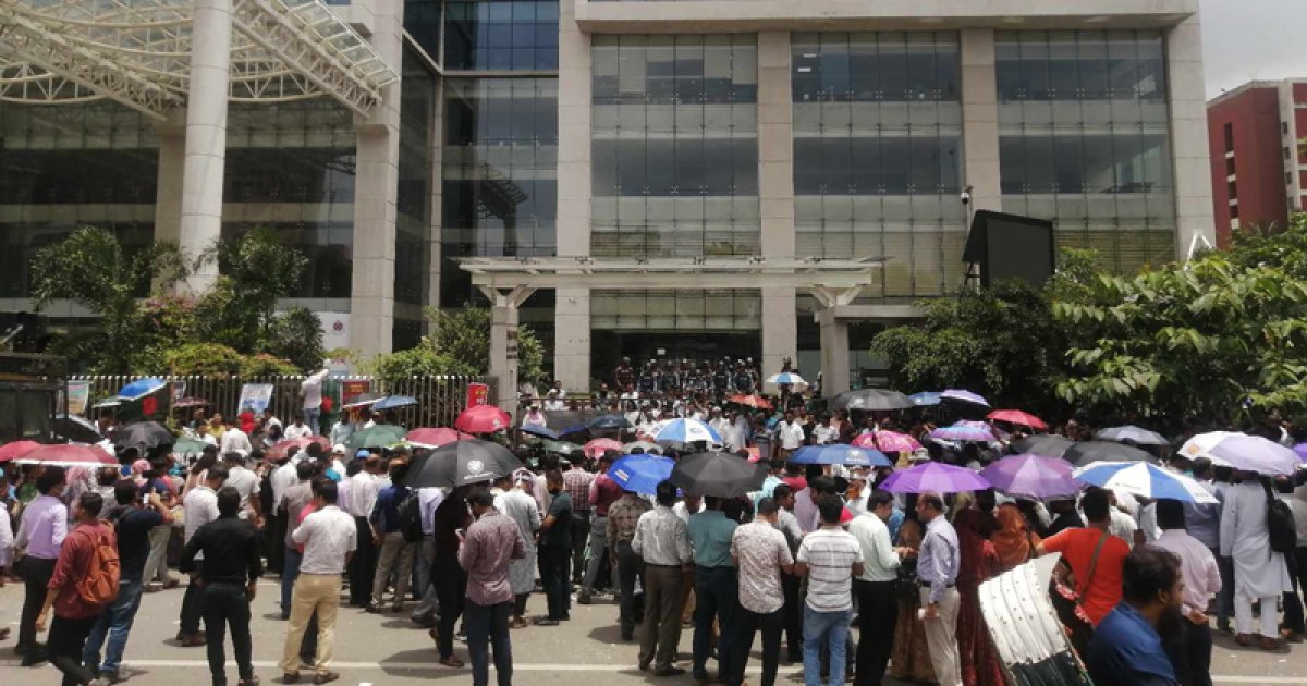 কমপ্লিট শাটডাউন ও ‘মার্চ টু এনবিআর’ কর্মসূচিতে অচল রাজস্ব দফতর