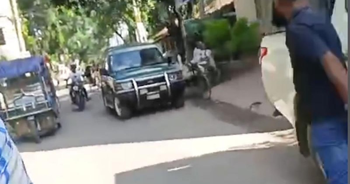 সরকারি গাড়িতে দাওয়াতে গেলো ইউএনও’র পরিবার
