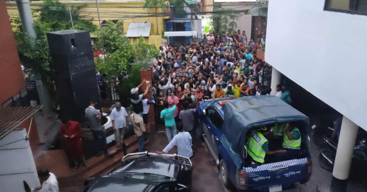খুলনা প্রেসক্লাবে প্রেস সচিবকে ঘেরাও করে বিক্ষোভ