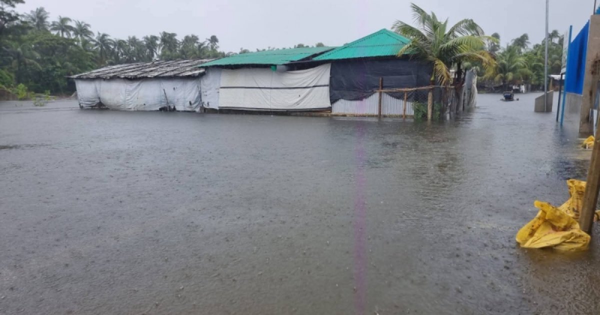 তুমুল বৃষ্টিতে সেন্টমার্টিনে দেড় শতাধিক ঘরবাড়ি পানিবন্দি