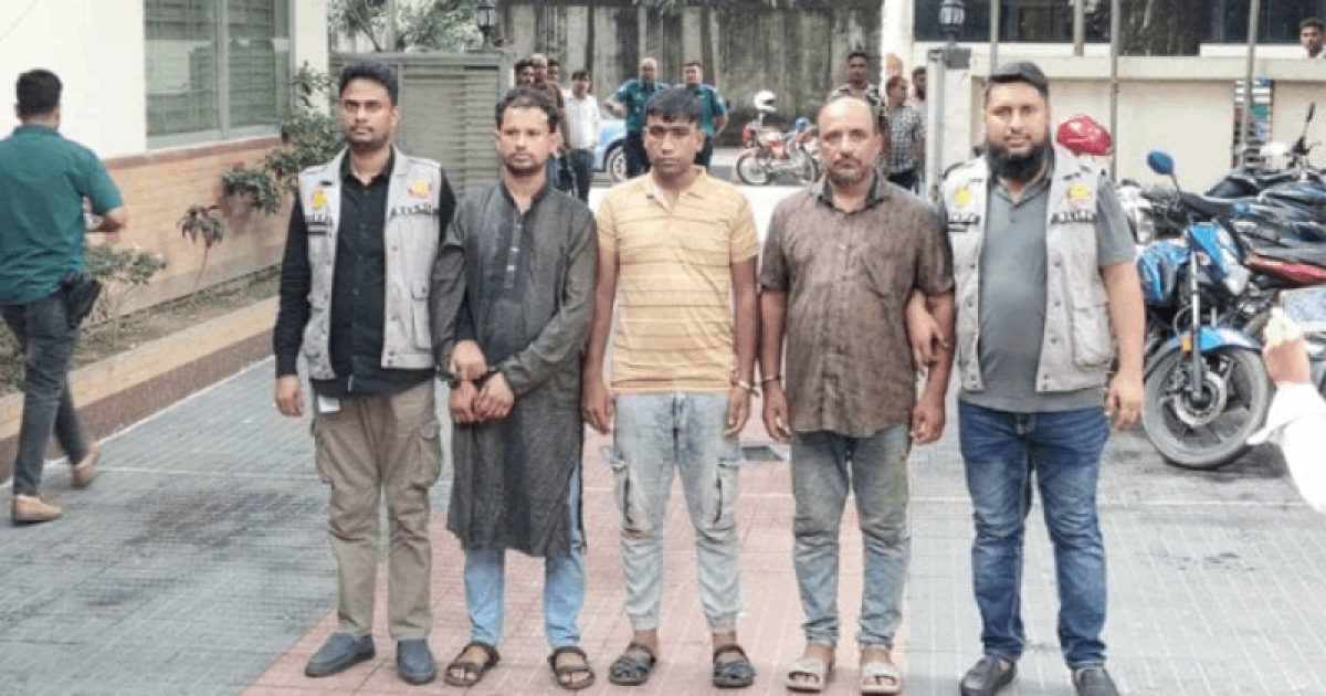 পুলিশকে লক্ষ্য করে গুলি: ‘শীর্ষ সন্ত্রাসী’ ও তার দুই সহযোগী রিমান্ডে