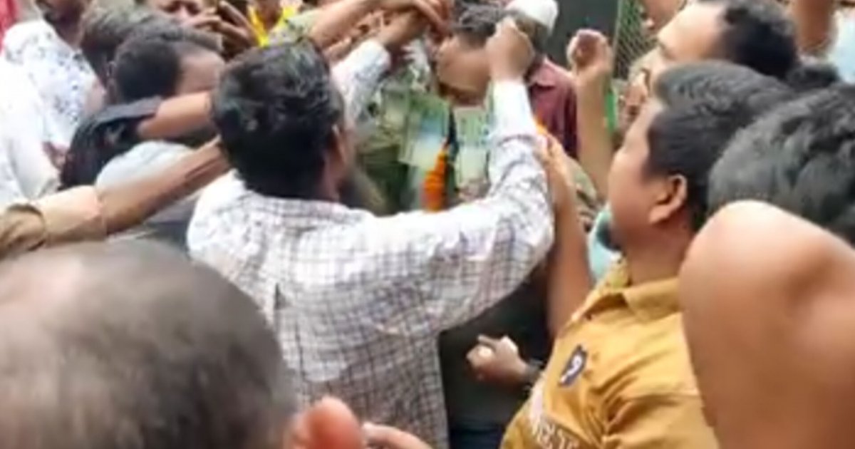 স্বেচ্ছাসেবক দলের পদ পাওয়ায় টাকার মালা পরে আনন্দ মিছিল