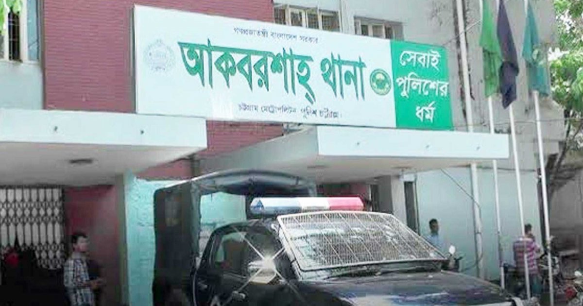 কিশোরীকে ধর্ষণের অভিযোগে যুবককে পিটিয়ে পুলিশে সোপর্দ