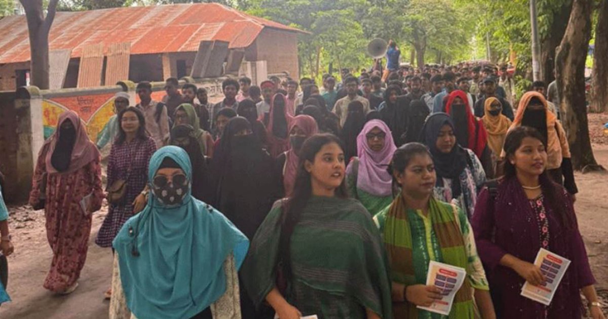 রাকসু নির্বাচনের তফসিলসহ ৯ দাবিতে শিক্ষার্থীদের বিক্ষোভ