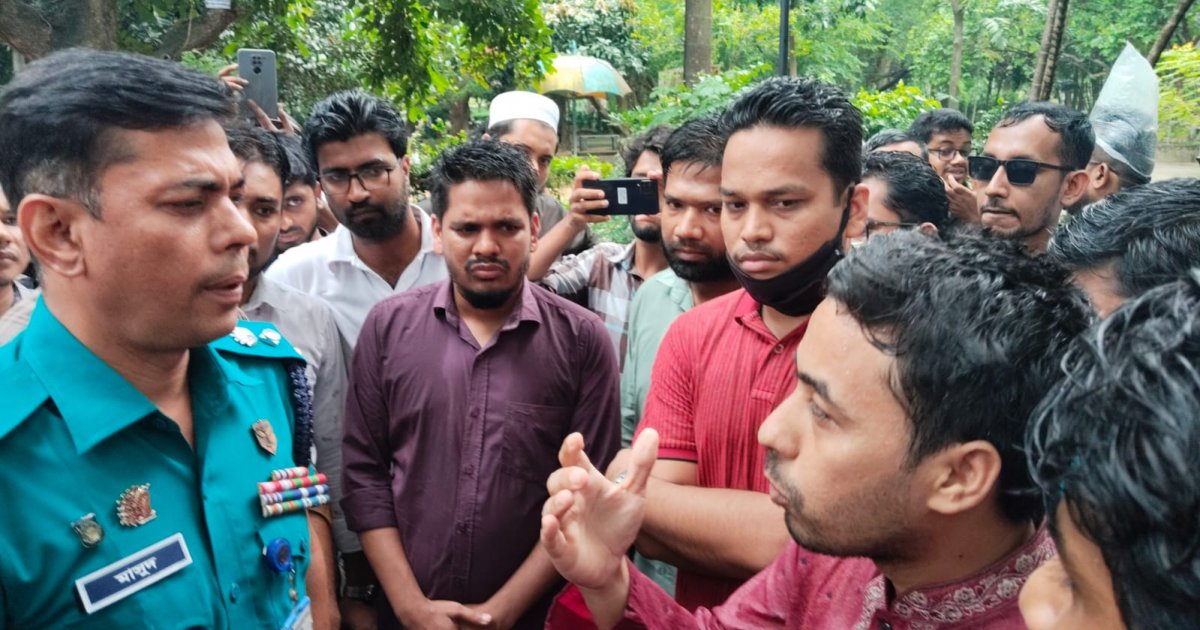 ৪৪তম বিসিএস: পদ বাড়ানোর দাবিতে যমুনায় যাওয়ার চেষ্টা, আটকে দিলো পুলিশ