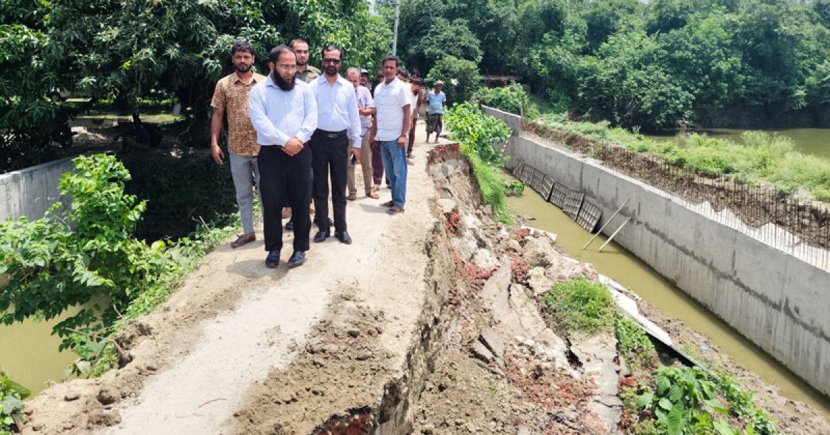 সুরক্ষা দেয়াল না থাকায় নির্মাণাধীন সড়কে ধস, চালু হলো অস্থায়ী যোগাযোগ
