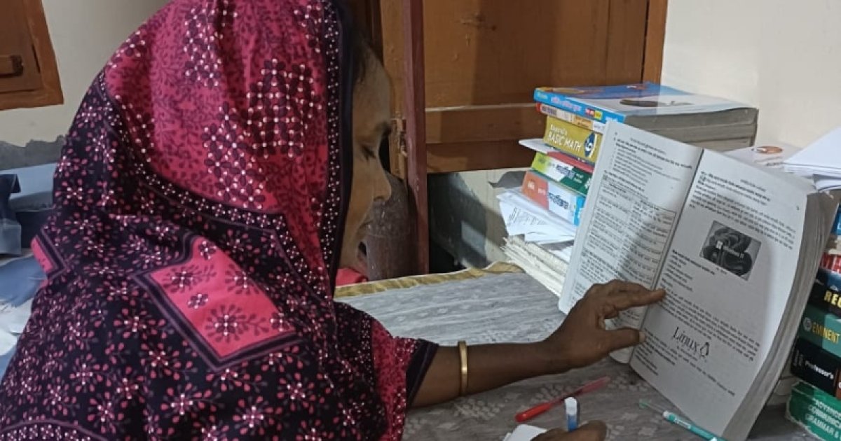 ছেলের অনার্স-মাস্টার্স শেষ, এইচএসসি পরীক্ষা দিচ্ছেন মা