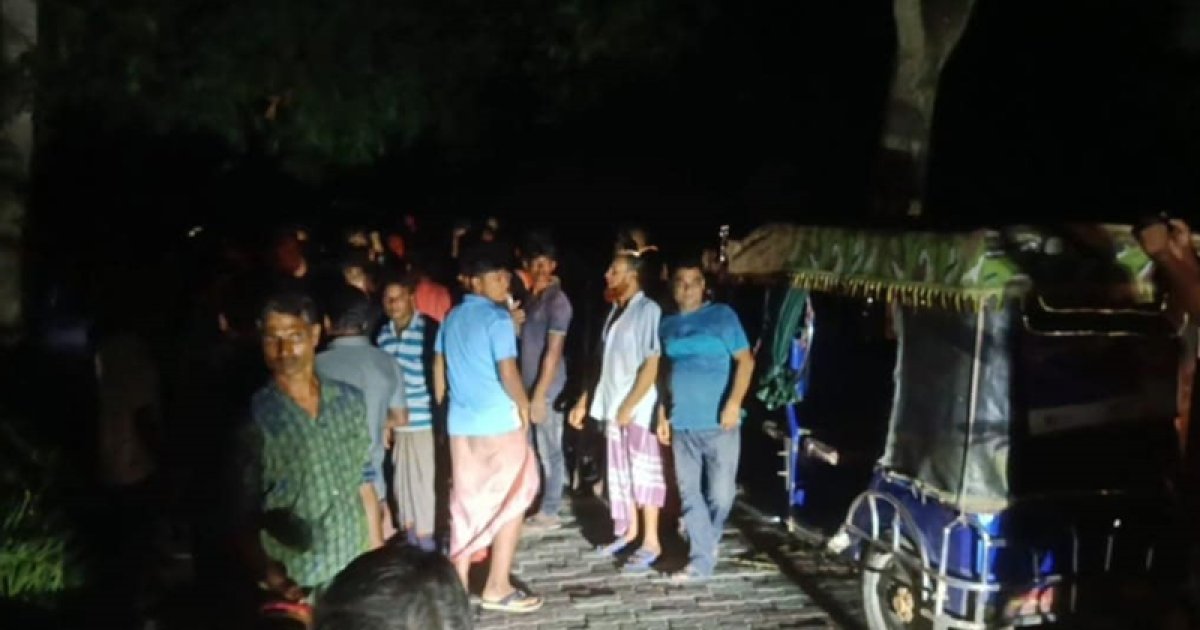 মেহেরপুরে রাতে সড়কে ককটেল ফাটিয়ে ডাকাতি