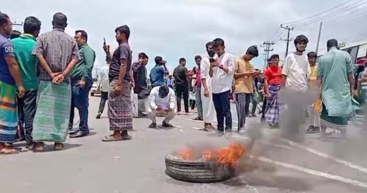 পটিয়া থানার ওসির অপসারণের দাবিতে চট্টগ্রাম-কক্সবাজার মহাসড়ক অবরোধ