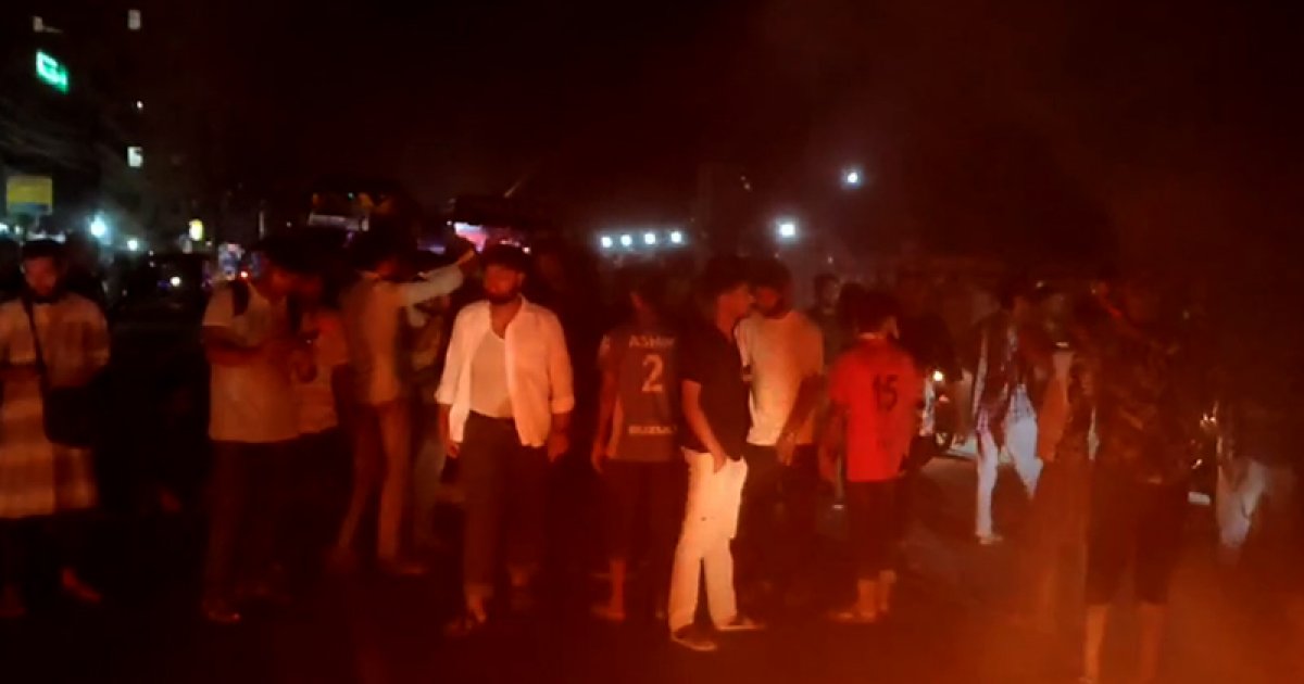 জুলাই নিয়ে পুলিশ সদস্যের ‘আপত্তিকর’ পোস্ট, প্রতিবাদে সড়ক অবরোধ করে বিক্ষোভ