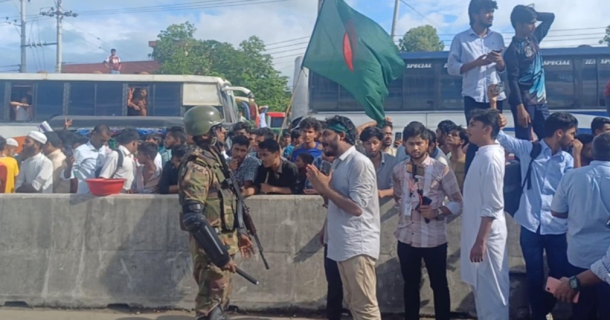 চট্টগ্রাম ডিআইজি অফিসের সামনে বিক্ষোভ, পটিয়ায় অবরোধকারীদের সঙ্গে কথা বলছে সেনাবাহিনী