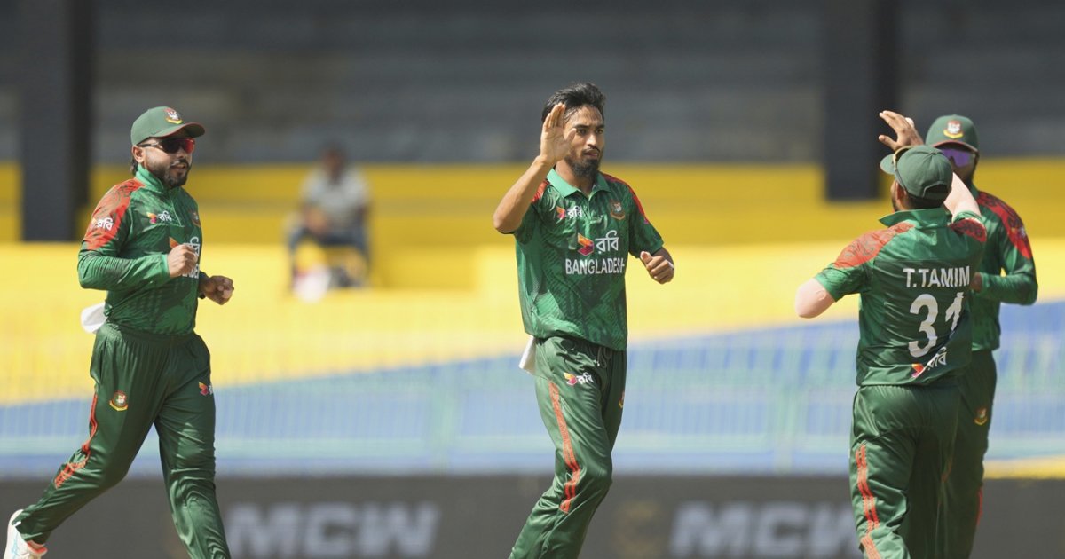 পাওয়ার প্লেতে ৩ উইকেট হারিয়ে লঙ্কানদের স্কোর পঞ্চাশ