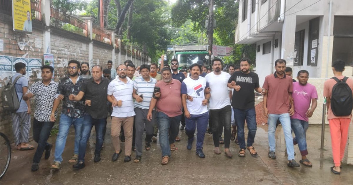 ফরিদপুরে এ কে আজাদের বাড়িতে চড়াও হলেন বিএনপি নেতাকর্মীরা
