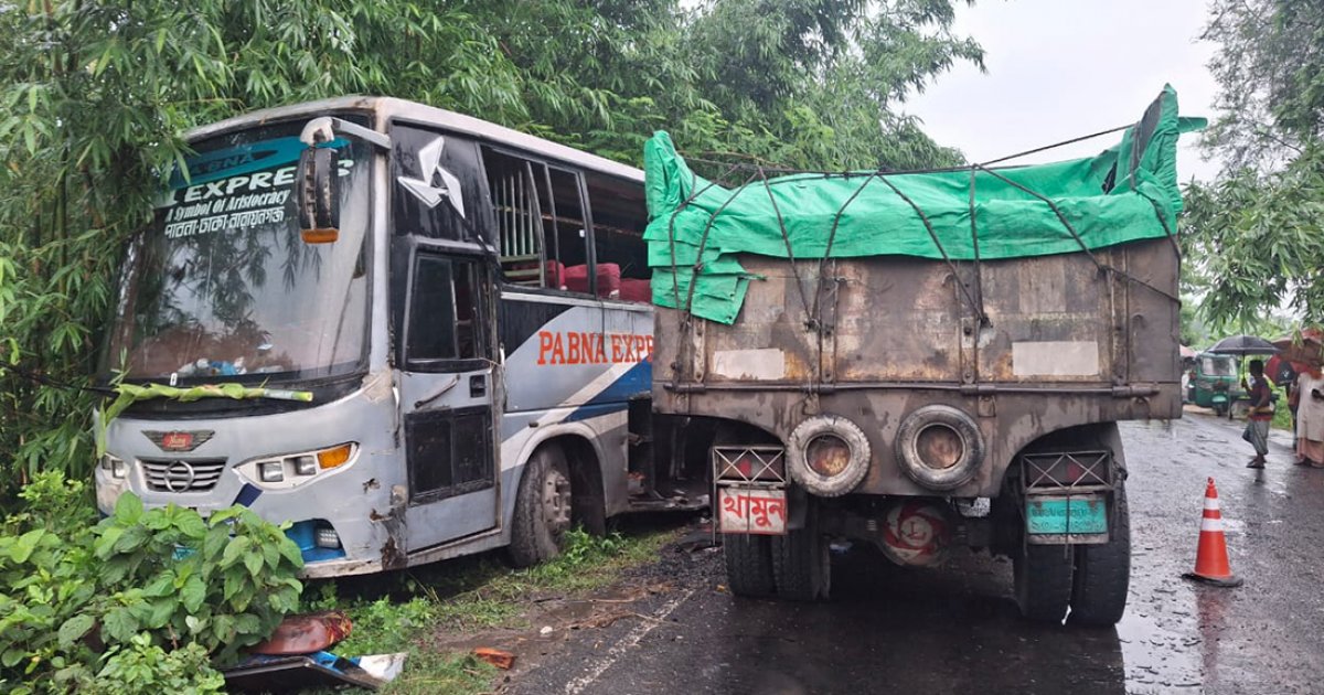 পাবনায় বাস-ট্রাকের মুখোমুখি সংঘর্ষে ৩ জন নিহত