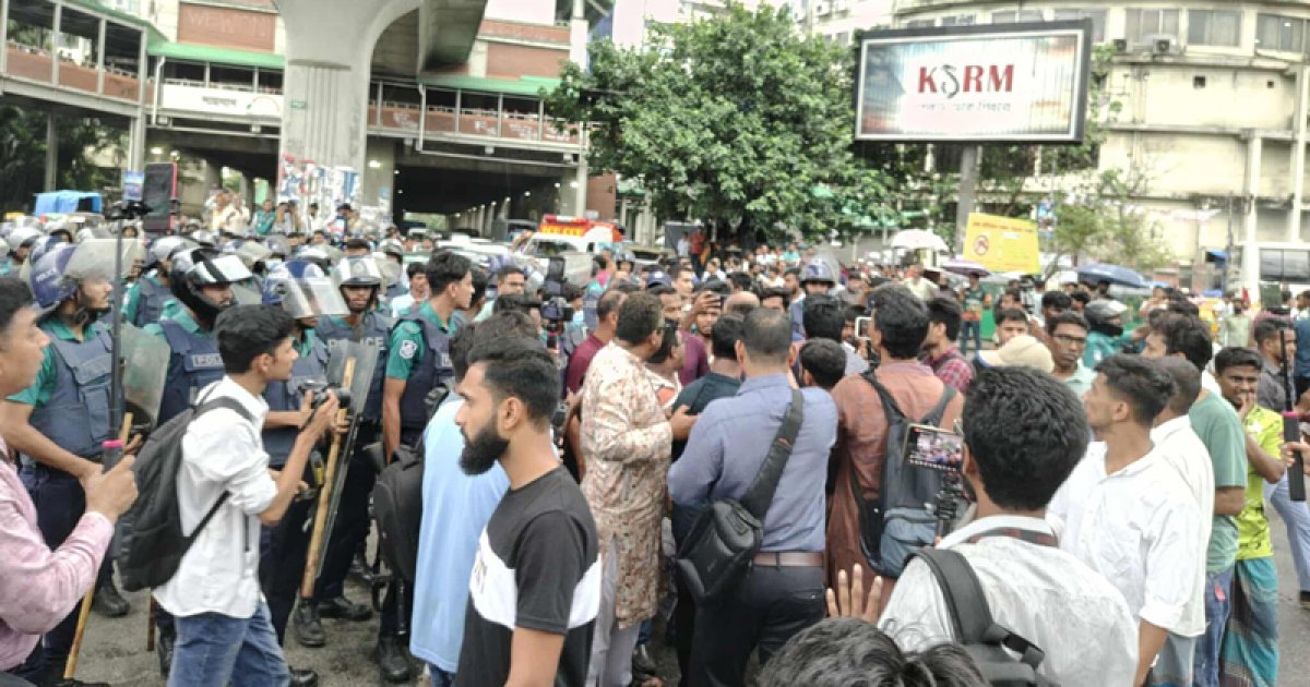 পিএসসি সংস্কারের দাবিতে শাহবাগ ‘ব্লকেড’ পুলিশের সঙ্গে হাতাহাতি