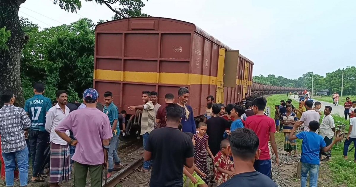 বগি লাইনচ্যুত, খুলনার সঙ্গে সারা দেশের রেল যোগাযোগ বন্ধ