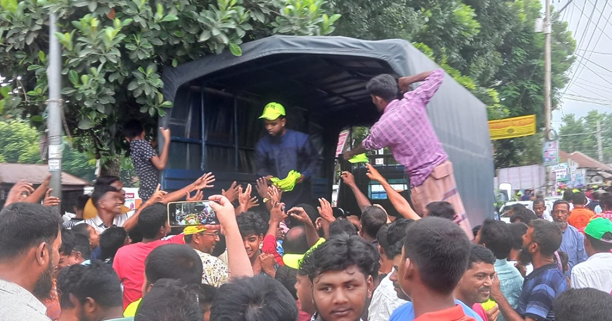 পুলিশের গাড়ি থেকে বিএনপি প্রার্থীর পক্ষে ক্যাপ বিতরণ
