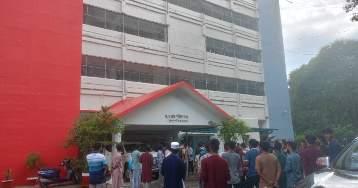 চবিতে শিক্ষকের পদোন্নতির সাক্ষাৎকার ঘিরে হট্টগোল, প্রশাসনিক ভবনে তালা