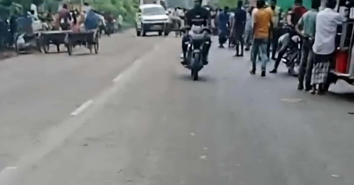 ভ্যানে বাসের ধাক্কায় প্রাণ গেলো দুই জনের