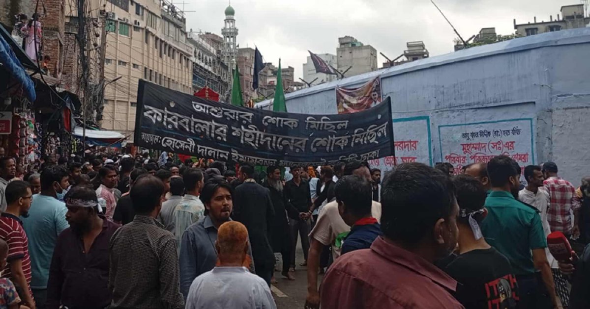 পুরান ঢাকায় তাজিয়া মিছিলে অনুরাগীদের ঢল